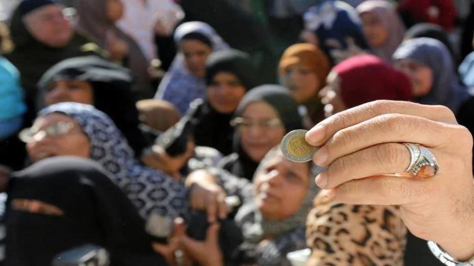 معاناة غلاء الأسعار وضعف قيمة الجنيه المصري